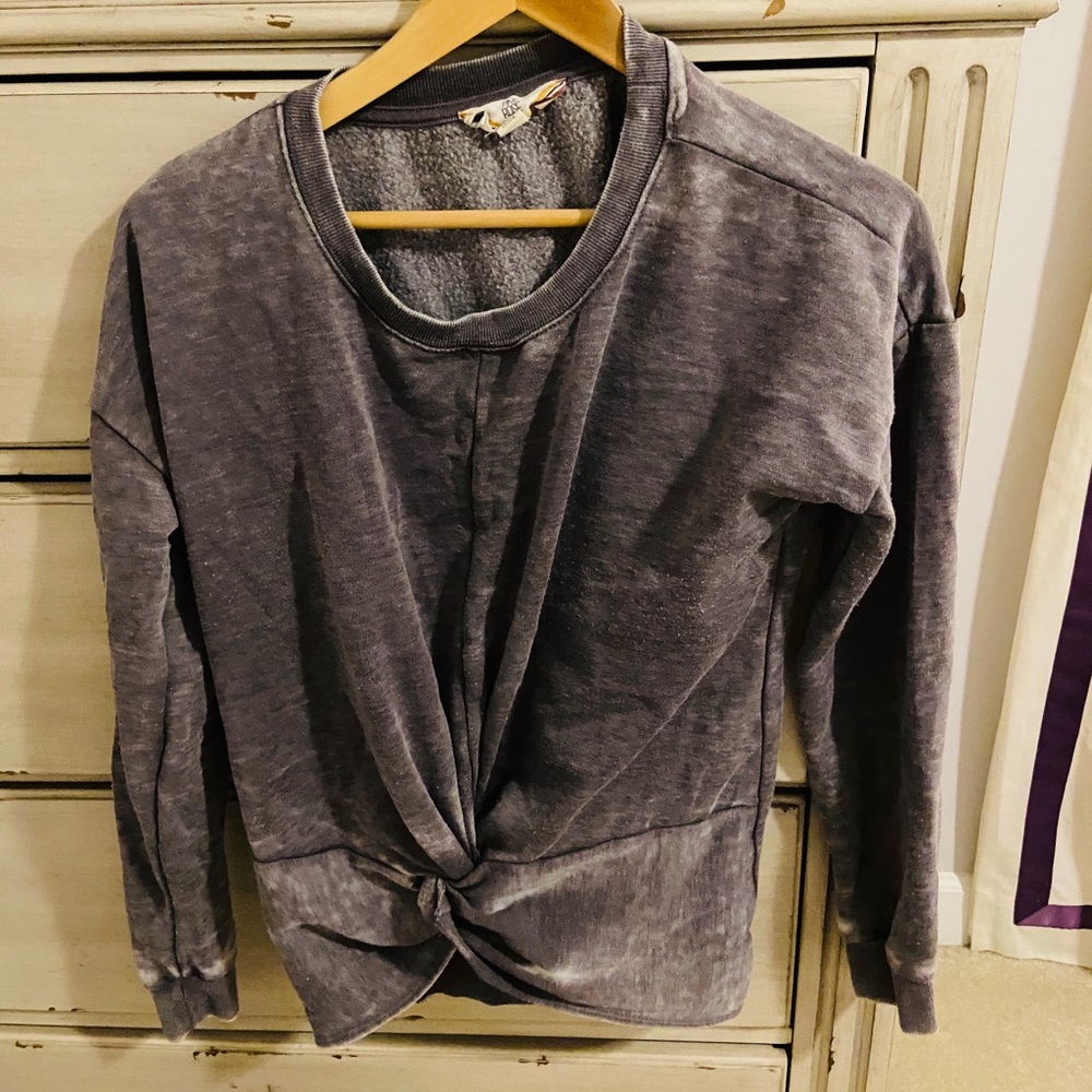 Gray knotted sweatshirt